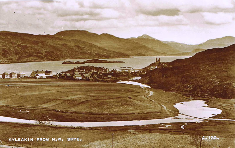 Circa 1939 - Kyleakin from Kyle Farm.
Note the water pipe from the reservoir crossing the Obbe and also the Village Hall and additional 6 houses on Kyleside