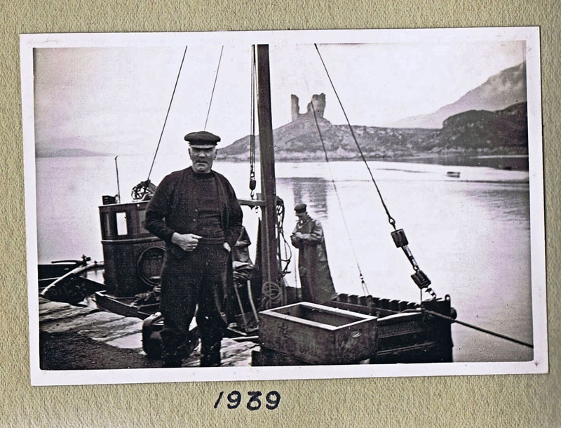 1939 - MFV Acacia with Alec Reid on the Pier