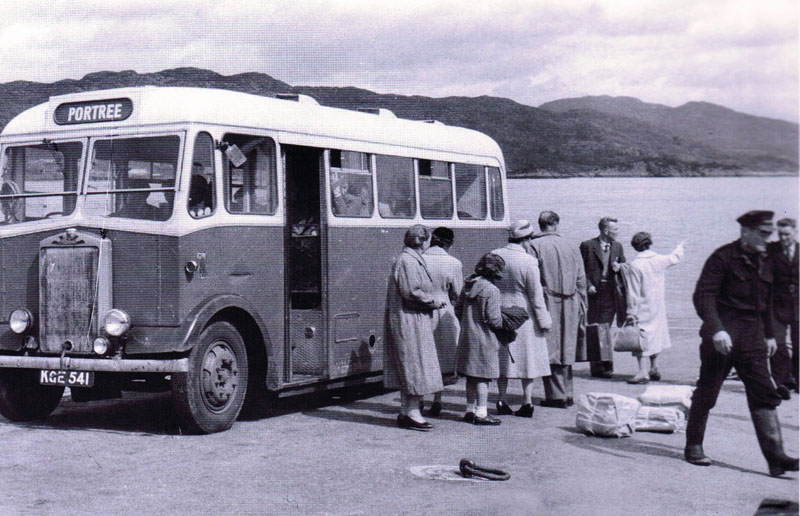 Portree bus collecting passengers from the ferry at Kyleakin.
Note the newspapers being delivered and the man in the ferry uniform and wellingtons is Alistair Finlayson