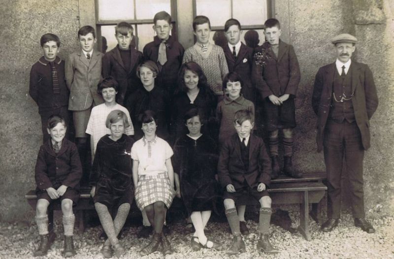 Kyleakin Public School 1925 - Big Room - Headmaster Mr MacIver
Back row: Uisdean Nicolson, Rory MacRae, Billy Finlayson, Norman Finlayson, Evander MacRae, Neil Robertson, Donald Reid
Middle row: Janet MacRae, Kate Finlayson, Bessie Leitch, Flo Reid
Front row: Angus MacPherson, Catherine (Tats) Finlayson, Christine Robertson, Isa Reid, Willie MacDonald.