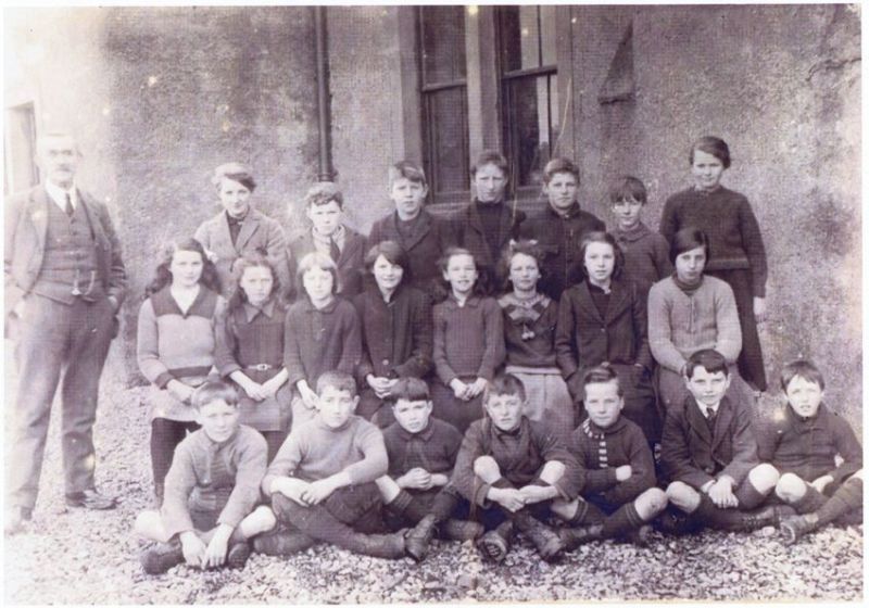 Kyleakin Public School 1922 - Big Room - Headmaster JD Gunn
Back row: Annie Leitch, Jim Reid, Alick (Dal) Reid, Archie MacDonald, Alistair Finlayson, Neil MacPherson, Julia Nicolson
Middle row: Johan Tuach, Catriona MacDonald, Kate Finlayson, Ina MacDonald, Barbara MacRae, Morag Robertson, Kay Reid, Belle Finlayson
Front row: Alick Phimister, John MacLaine, Roddy MacKenzie, Murdo Nicolson, Donald MacPherson, Kenny Tuach, Alister MacRae.