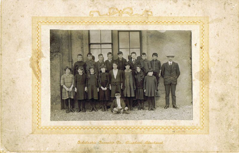 Kyleakin Public School c1925 - Big Room - Headmaster Mr MacIver
Back row: Billy Finlayson, ? , Donald MacPherson, Norman Finlayson,  ?, ?,  Donald Reid, ?
Middle row: Kate Finlayson, ?, Annie MacInnes, ?, Catriona MacDonald (Strathallan),  ?, Bessie Leitch,  Flo Reid
Front row: ?