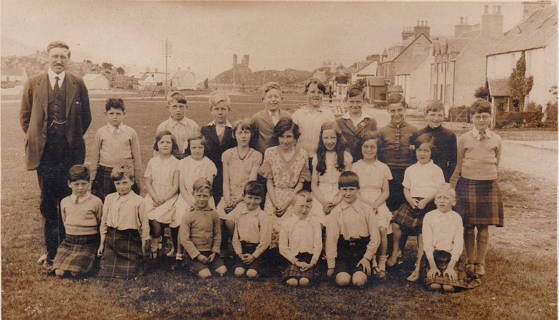 Kyleakin Public School 1937 - Headmaster Mr MacIver
Back row: Willie John MacRae, Ian Robertson, Desmond Grigor, Harry Plackett, Donald John Finlayson [Heepy], Wilfred Weir, Neillie MacColl,  Willie Wood, Alan Macrae
Middle row: Margaret ?, Cathy ? (Dinkies), Mairi MacIver, Marion Robertson, Pearl Plackett,  Morvern Grigor, Hazel Grigor
Front row: Calum MacRae, Donald Dunbar, John MacLean (Jacko), Neil Robertson [Neilac], Domhnull MacIver, Richard Robertson, Alan MacIver.