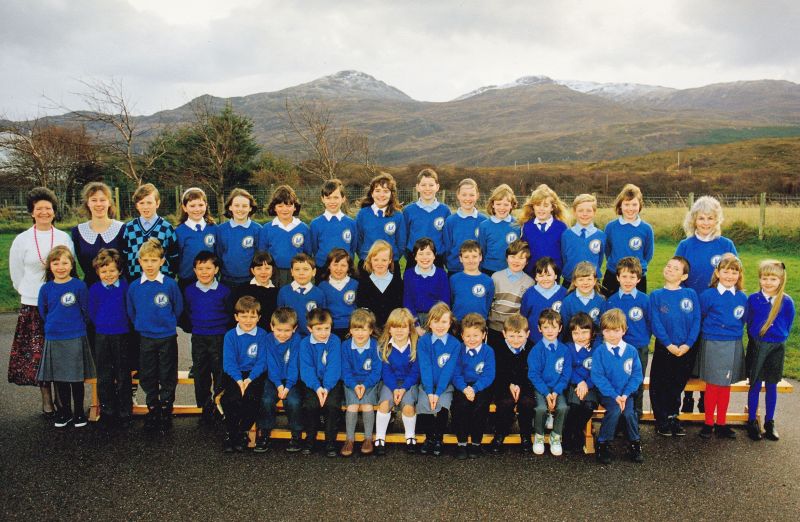 Kyleakin Primary School c1993
Back row: Mairi MacLean (Teacher), Alison Munday (Teacher), Graham Nisbett, Janette Sheedy, Hannah Philips, Dawn MacNiven, Sandy MacPherson, Andrea Sheedy, Paul MacLeod,
Amy MacPherson, Marie Ann MacKinnon, Eleanor Murray, Neil Robertson, Lorna Taylor, Rae MacColl (Headmistress)
Middle row: Emma Taylor, Paul Murray, Darren Wainwright, Neil MacLeod, Charlotte Addison, John Lawrence Sheedy, Claire Robertson, Heather MacKinnon, Tracey MacLeod, David MacIntosh, Calum Nisbett, Rhona Morrison, Jenna Reid, Andrew Vickers, Ruari MacKinnon, Ashley Neild
Front row: Neil John Campbell, Alistair MacKinnon, Ross Finlayson, Karen Reid, Linda Murray, Isobel MacPherson, Jamie MacKinnon, Scott Graham, Donnie MacRae, Laura Neild, Alistair Nisbett.